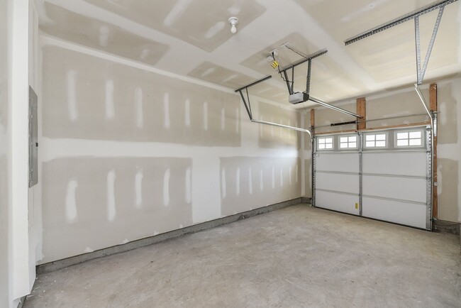 Building Photo - **2022-BUILT TOWNHOME WITH FABULOUS COMMUN...
