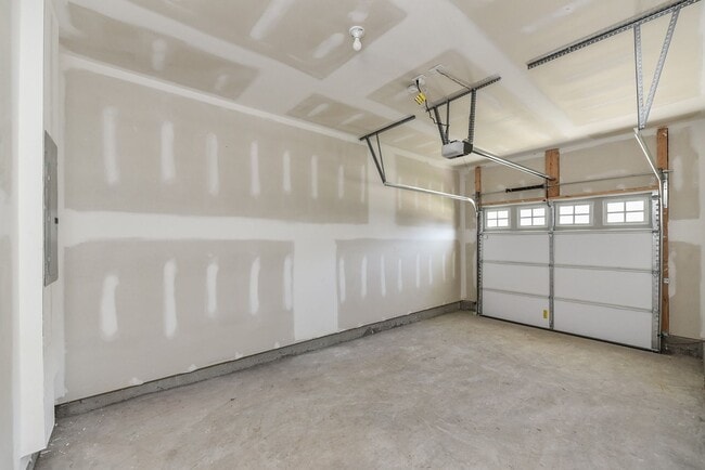 Building Photo - **2022-BUILT TOWNHOME WITH FABULOUS COMMUNITY AMENITIES**