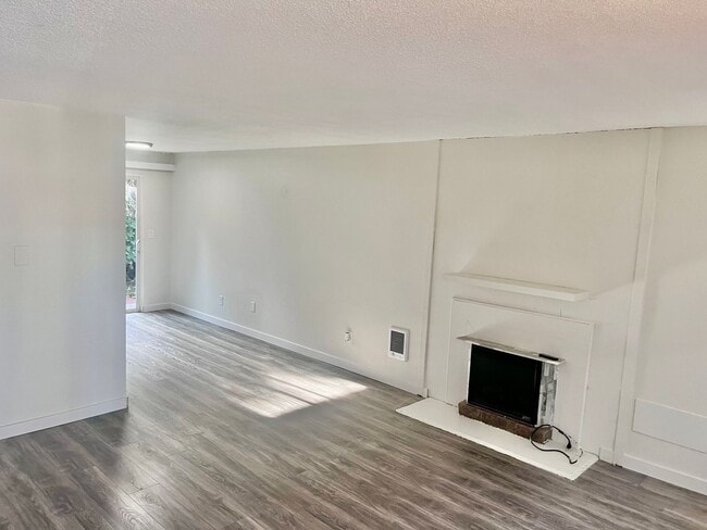 Building Photo - Cool Reno and Nifty Private yard too-Inner SE Duplex