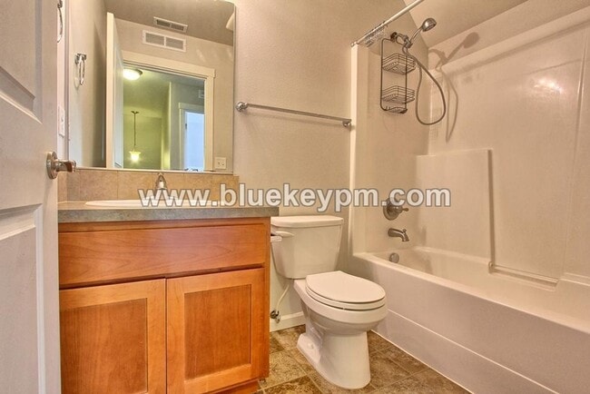 Building Photo - 3 Bed, 2.5 Bath Home in Battle Ground With Primary Suite on Main Floor