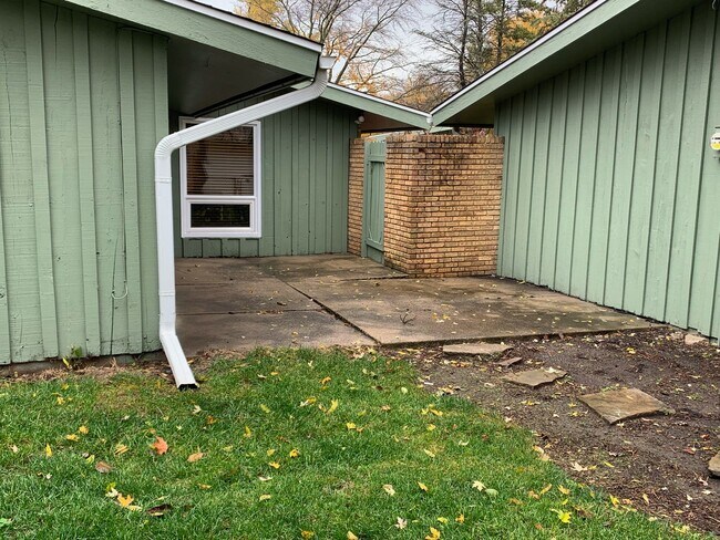 Building Photo - 1115 Broadmoor Dr