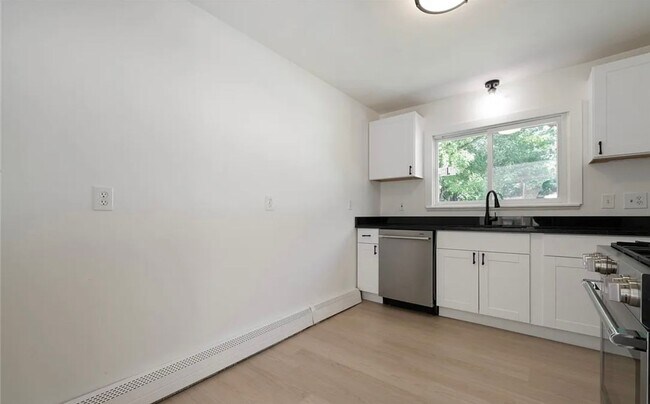 Building Photo - Beautiful 3 Bedroom Mentor Home