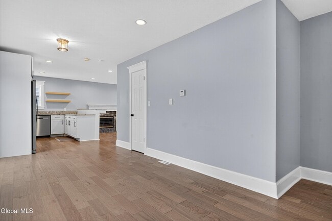 Building Photo - 716 Adams Cir