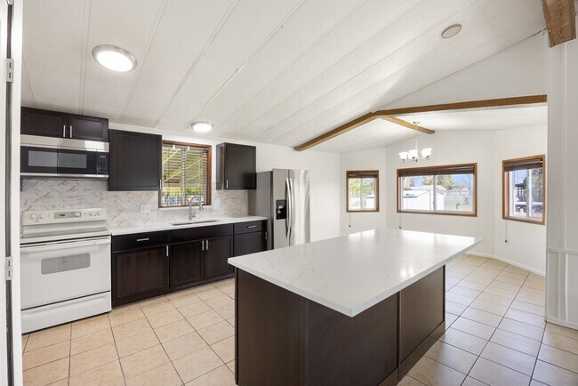 Building Photo - 614 S Andes Rd