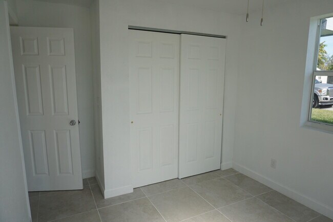 Building Photo - 957 Lewis Dr