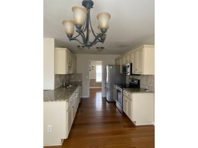 Building Photo - 50 Breezewood Dr