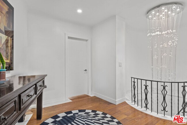 Building Photo - 2240 Hillhurst Ave