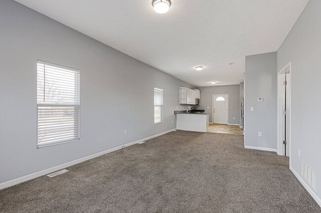 Building Photo - 2 bed 2 bath available