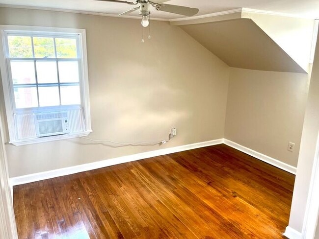 Building Photo - Beautiful 3 Bed 2 Bath w Fire Place/Hardwo...