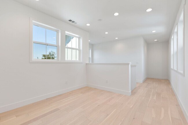Building Photo - Amazing San Carlos Home