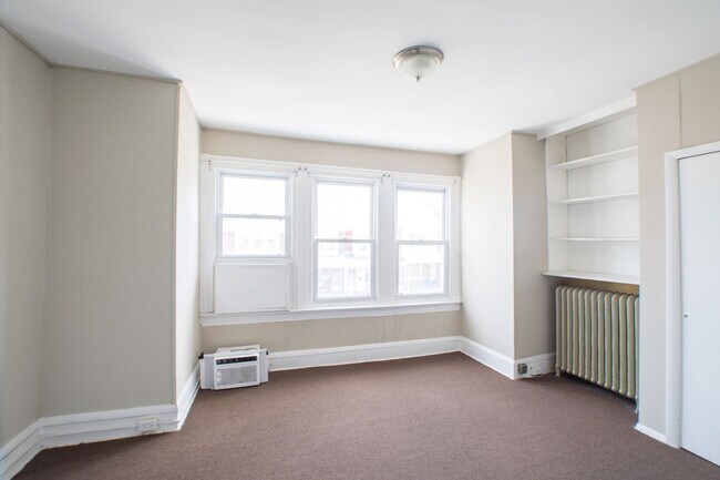 Building Photo - LaSalle Home with Three Bedrooms and Den