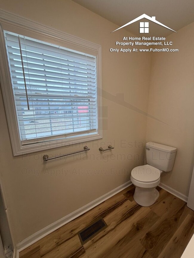 Building Photo - 703 W 7th St