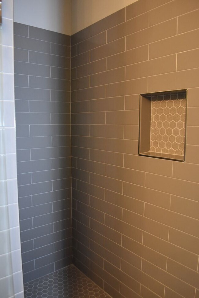 Building Photo - 3 Bedroom 2 Bath Custom Craftsman Available in Freeport