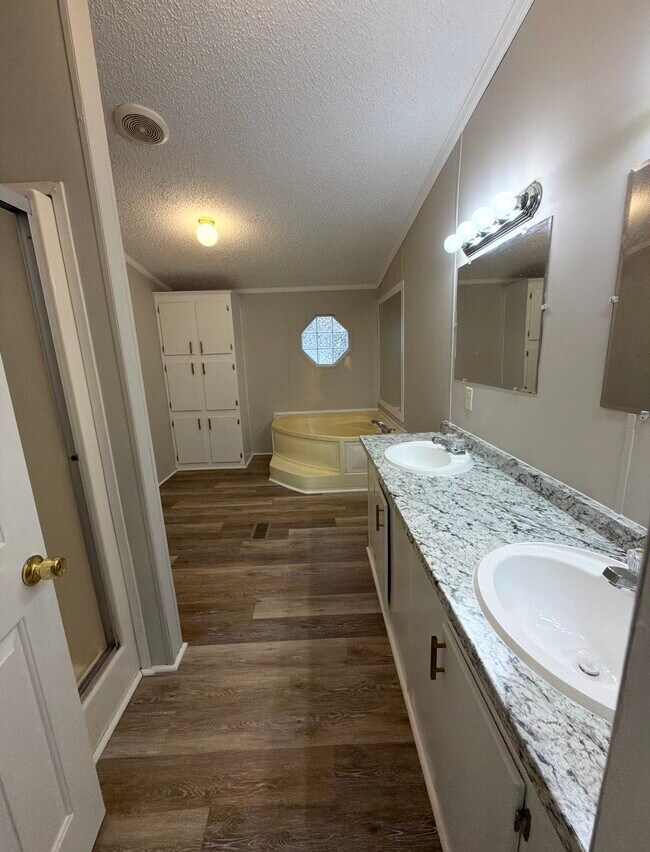 Building Photo - 103 Oak Ct