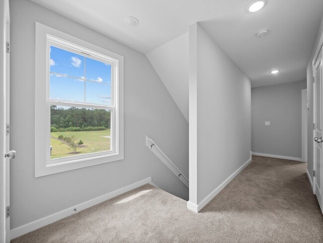 Building Photo - Large 3 story townhome near beach with com...