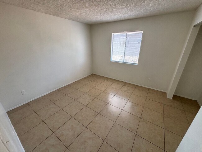 Building Photo - 4590 Carriage Park Dr