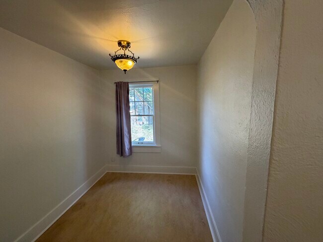 Building Photo - 1725 W 9th Pl