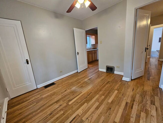 Building Photo - Alamo Placita Adorable 3 Bed 2 Bath Bungalow w/ CACH, Garage, Fenced Yard & More