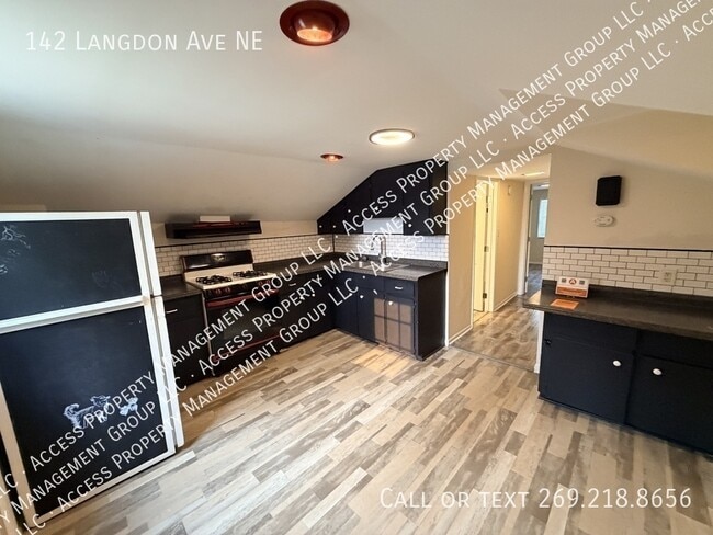 Building Photo - 142 Langdon Ave NE