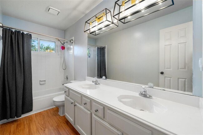 Building Photo - 2645 Lakeway Dr