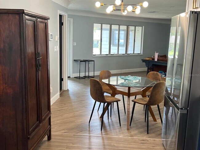 Building Photo - 905 W 11th Ave