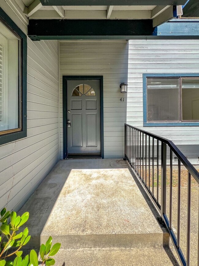 Building Photo - Spacious 2 Bed/2.5 Bath Napa Condo in Peac...