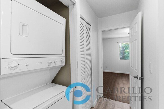 Building Photo - *** FIRST MONTH FREE *** Beautifully Renovated 2BD/2BA Condo with In-Unit Washer and Dryer