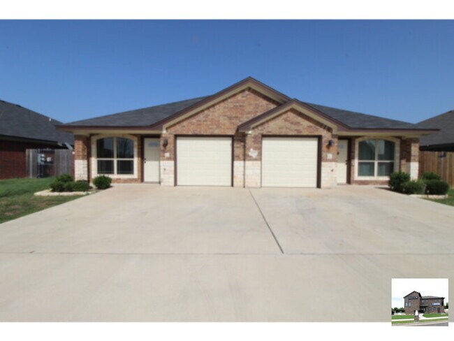 Primary Photo - 4310 Hunters Pl Dr