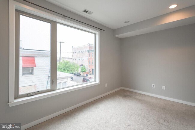 Building Photo - 2027 E Huntingdon St