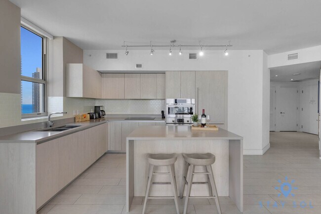Building Photo - 4010 S Ocean Dr