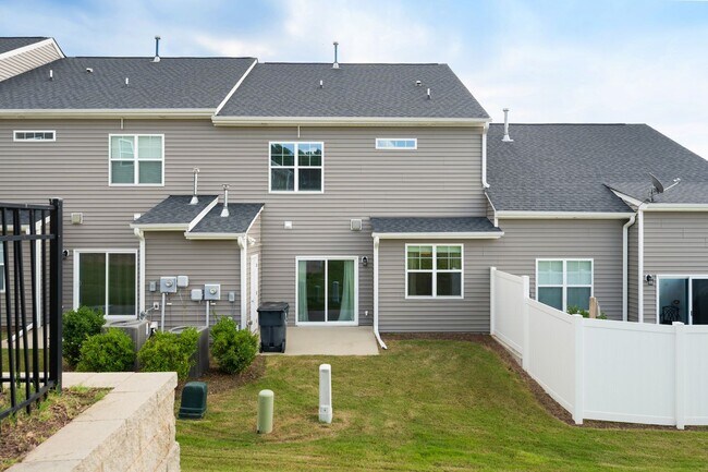 Building Photo - Beautiful 3bd/2.5ba Townhouse Available in Durham!