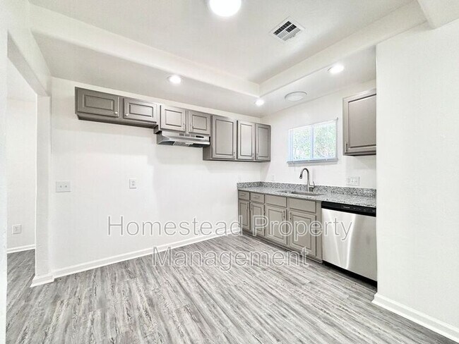 Primary Photo - 329 SE 46th St