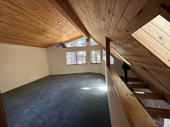 Building Photo - Great End Of Street location -  3 bedroom,...