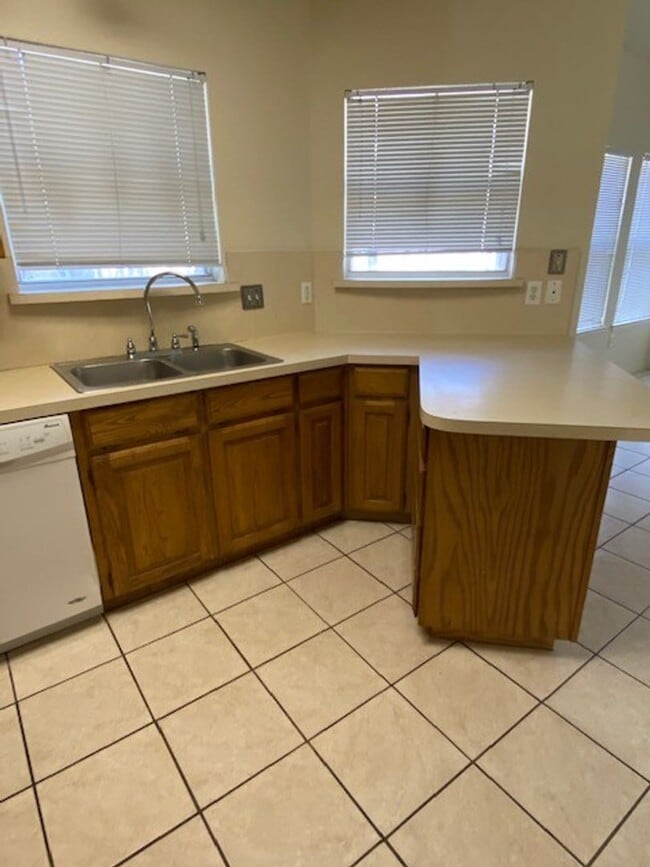 Building Photo - 3 BEDROOM 2 BATH 2 CAR GARAGE