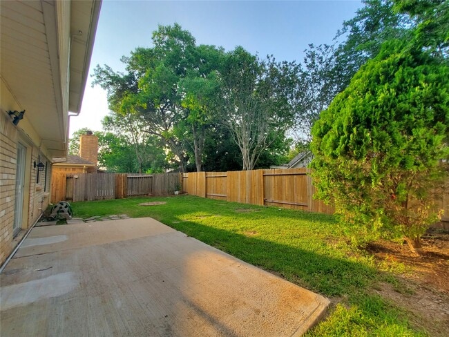 Building Photo - 3323 Green Fields Dr