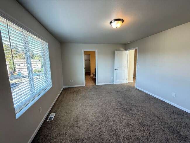 Building Photo - Spacious Modern Puyallup Home