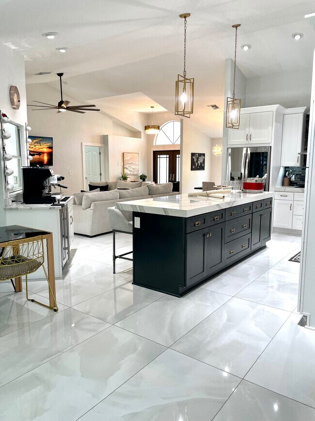 Building Photo - 8139 Las Palmas Way