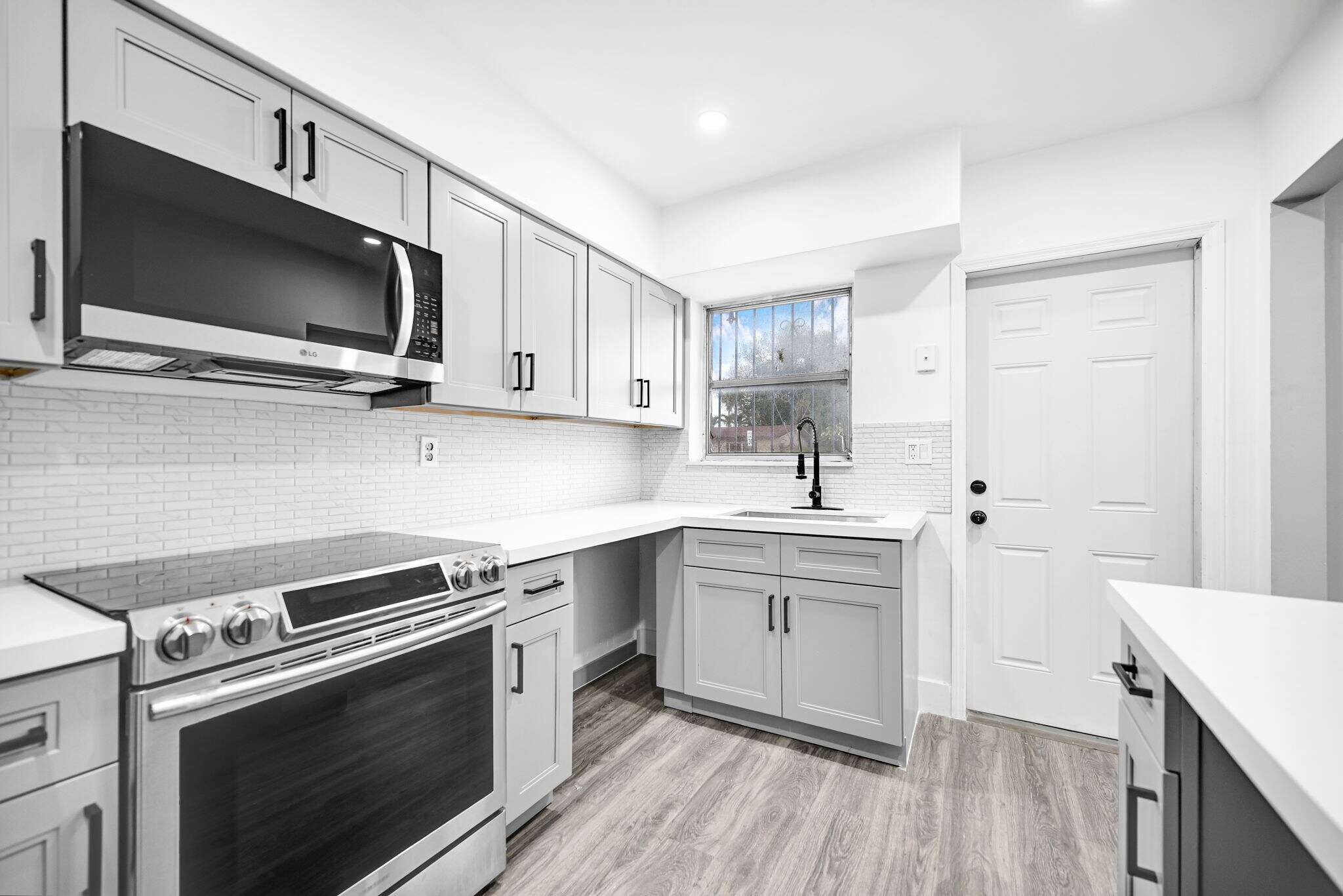 Building Photo - 643 NE 149th St