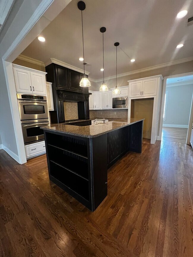 Building Photo - HOME FOR SALE or rent Gorgeous executive h...