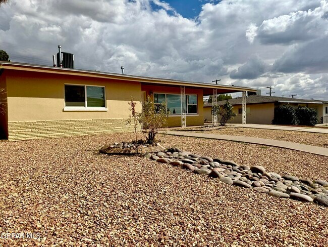 Building Photo - 209 San Saba Rd
