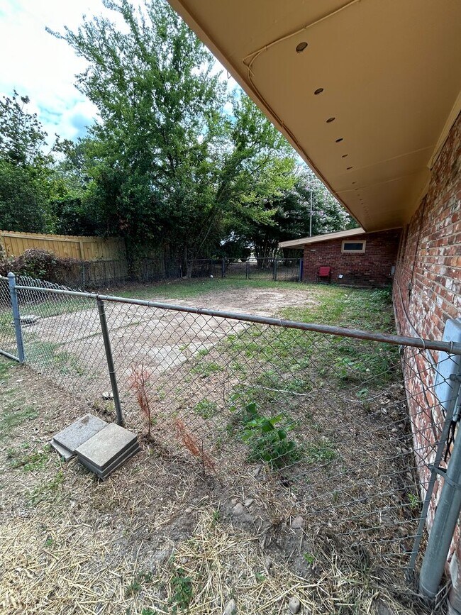 Building Photo - North Columbus and convenient to schools, shopping and I-185.