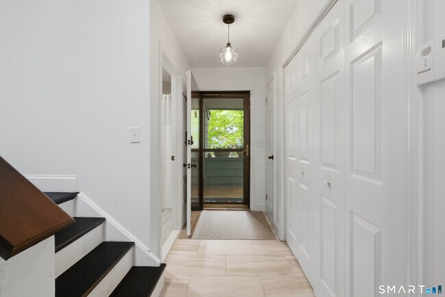 Building Photo - 213 Ledge Dr
