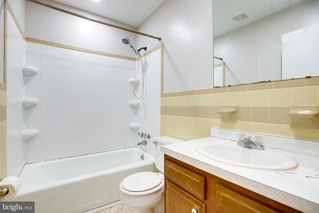 Building Photo - 322 Clay St