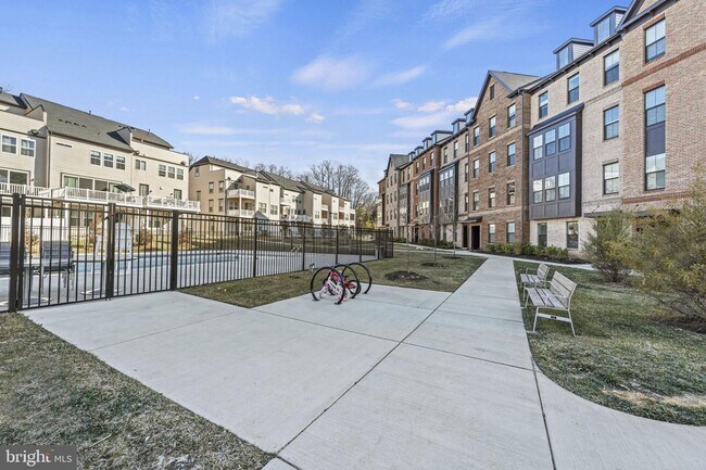 Building Photo - This beautiful 3 bed 2.5 bath 2-story condo provides a grand feeling with tall ceilings & over 16...