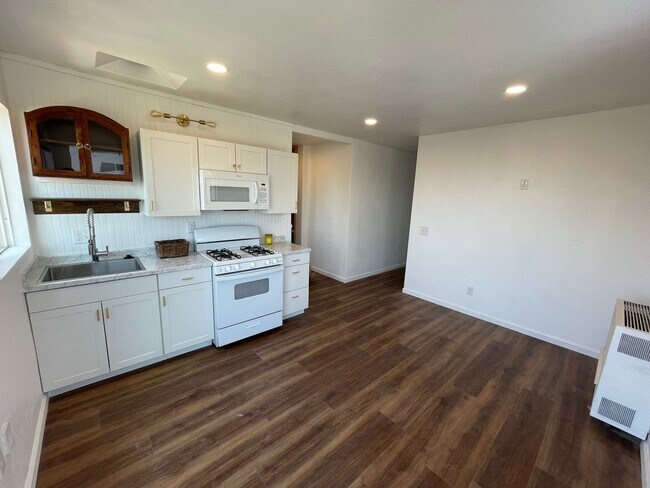 Building Photo - Remodeled 1BD in Mission Hills with Views ...