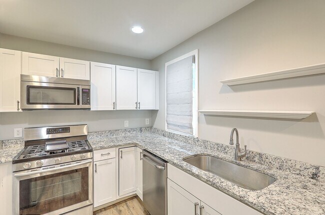 Building Photo - Renovated Home in the Heart of West Ashley!