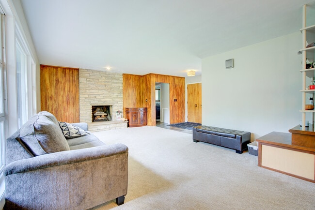 Building Photo - 24W360 Hemlock Ln