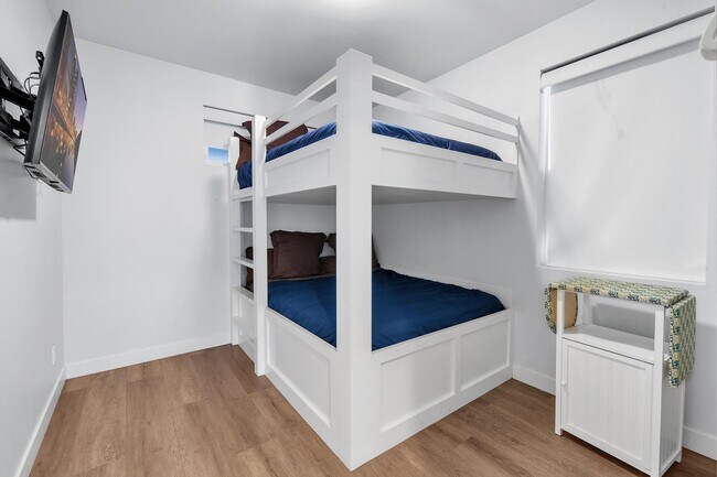 Building Photo - 717-21 Island Ct