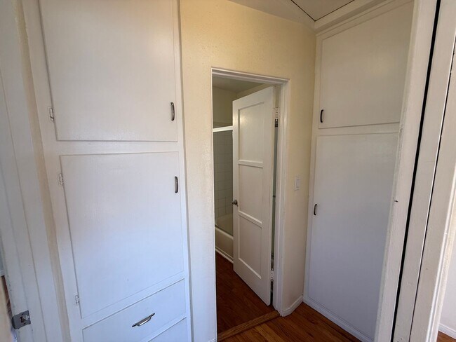 Building Photo - Kensington_Upper level Spacious 1Bed 1Bath reserved parking