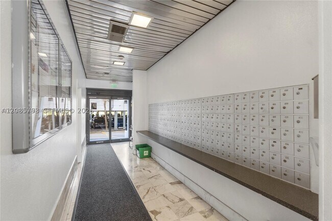 Building Photo - 3625 N Country Club Dr